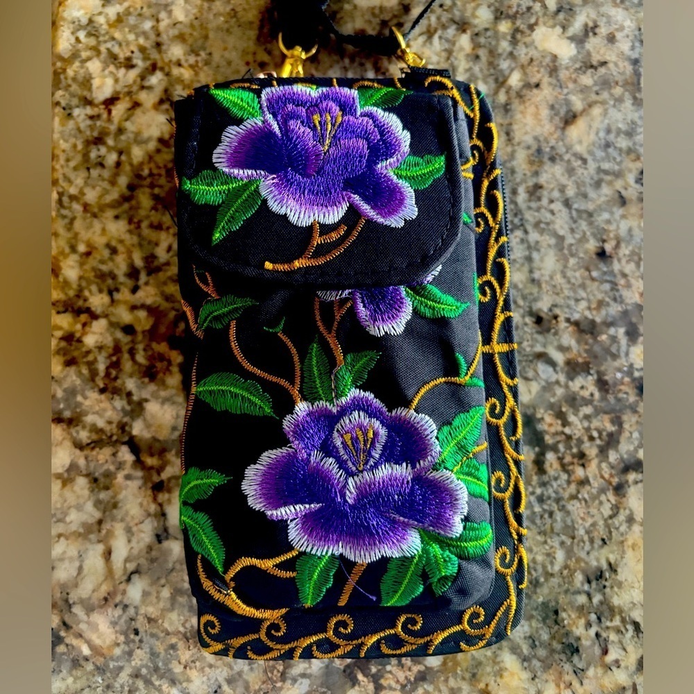 BNWOT TRADITIONAL MEXICAN Floral Embroidered Black Bag